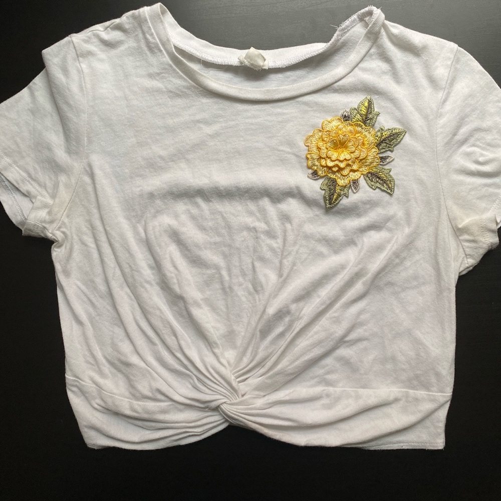 Super cute cropped shirt!! With beautiful 3D flower patch!!